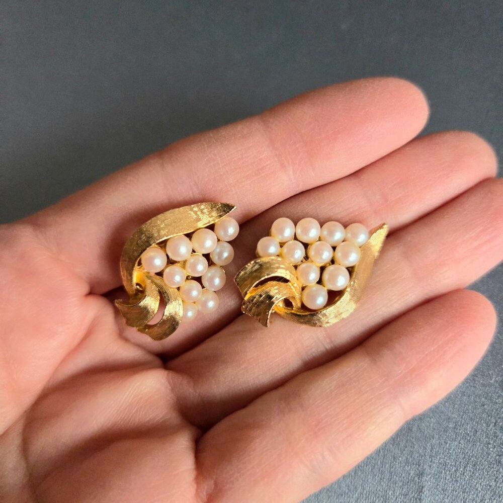 Vintage Trifari (?) gold tone clip on earrings with faux pearls. Bridal earrings